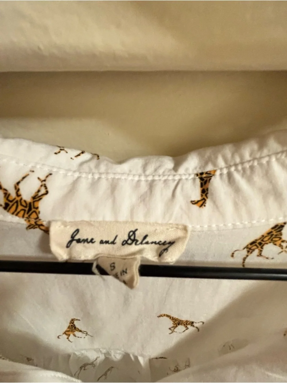 Jane and Delaney Playful White Giraffe Print V-Neck Blouse size 6 - Picture 4 of 5